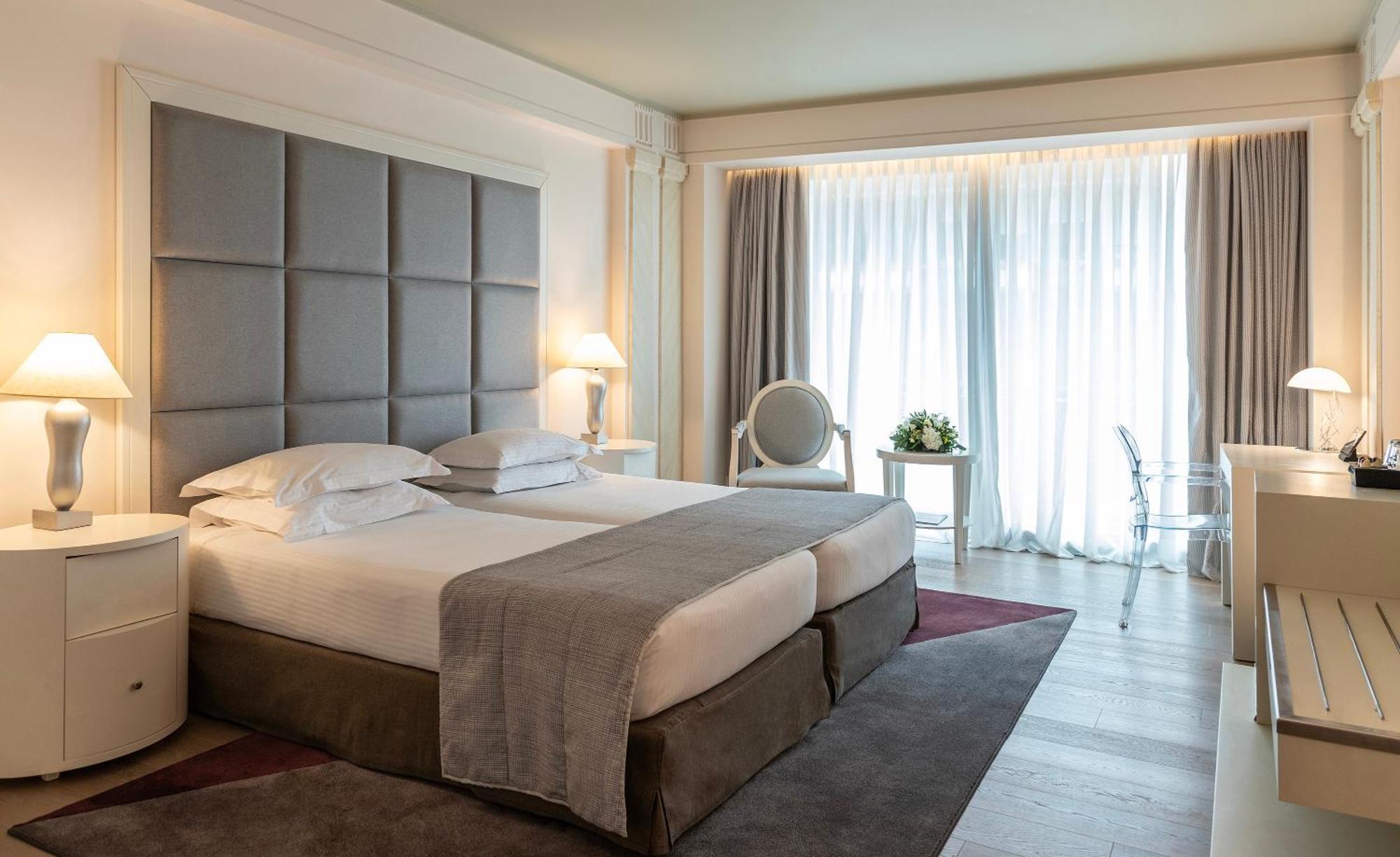Njv Athens Plaza Hotel Exterior photo A room at the hotel