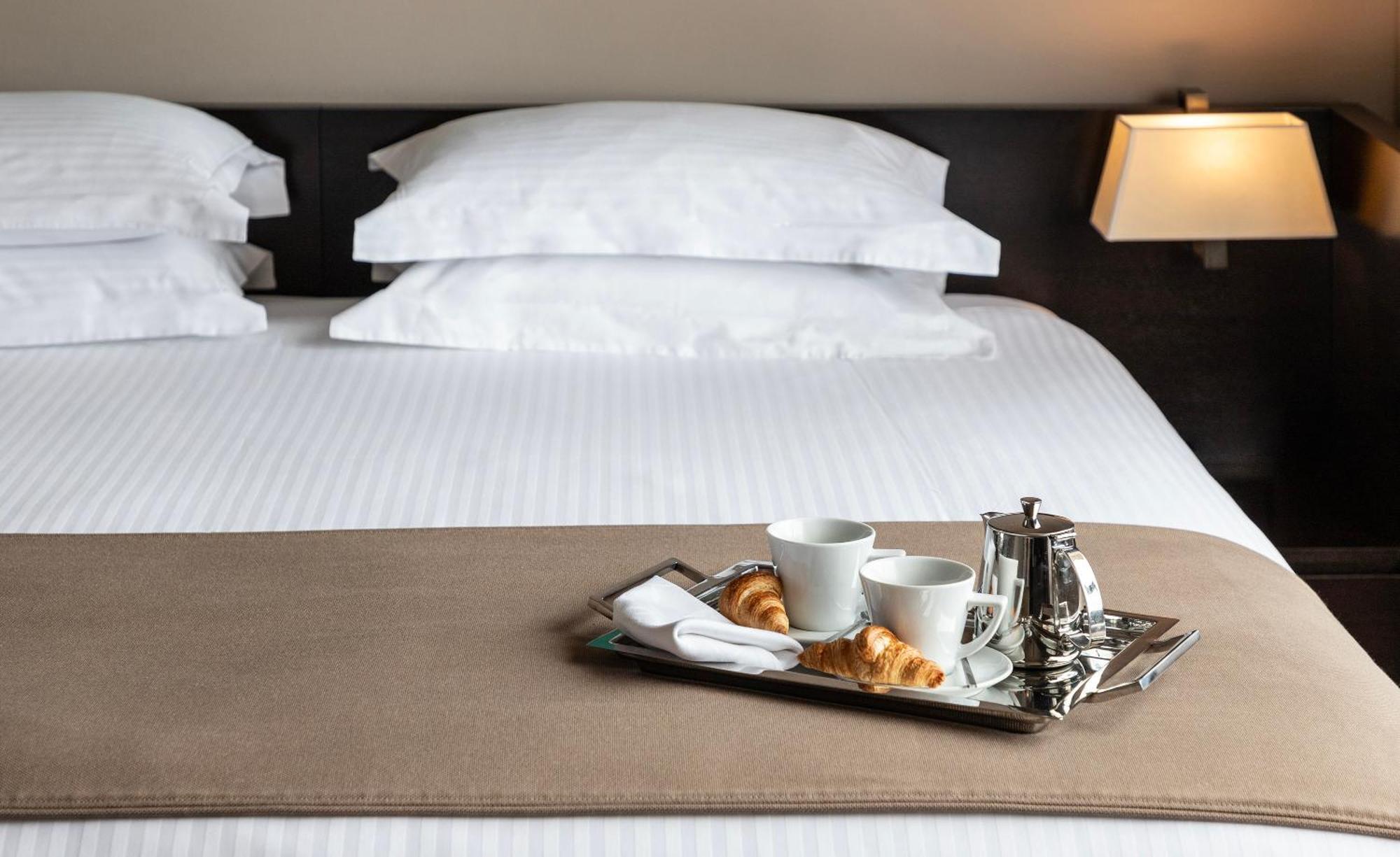 Njv Athens Plaza Hotel Exterior photo Room service tray