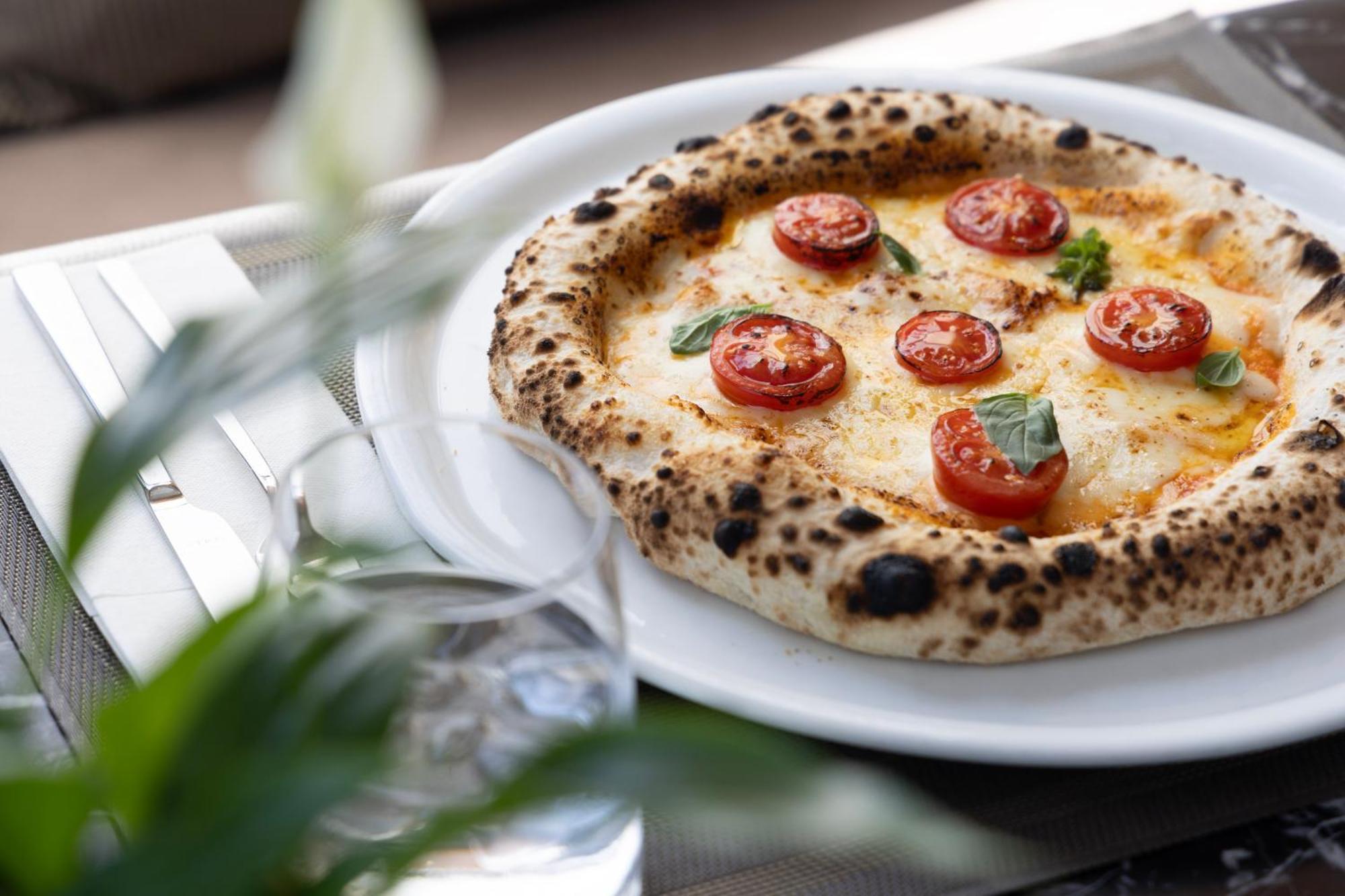 Njv Athens Plaza Hotel Exterior photo Pizza Margherita