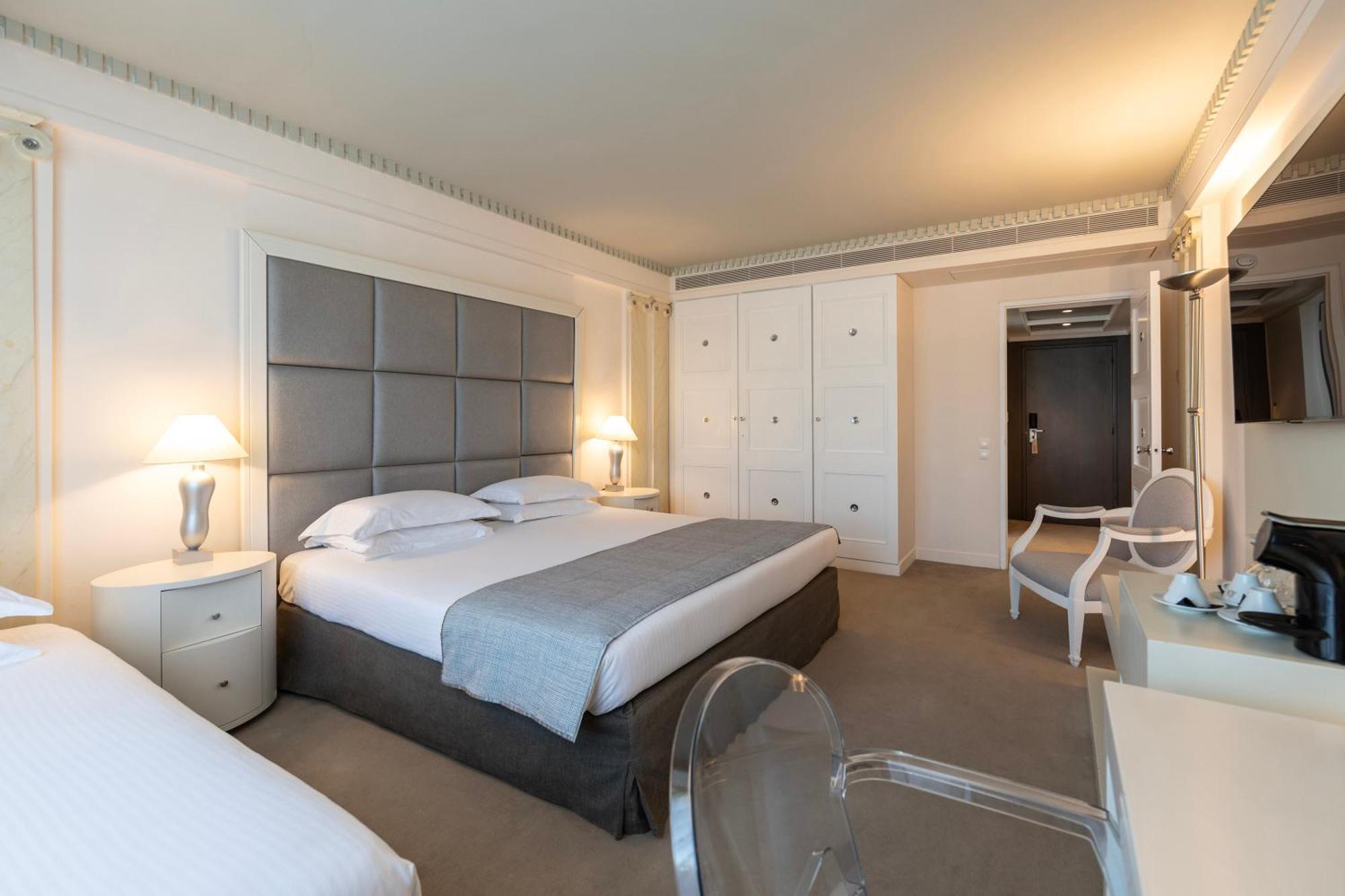 Njv Athens Plaza Hotel Exterior photo A room at the hotel