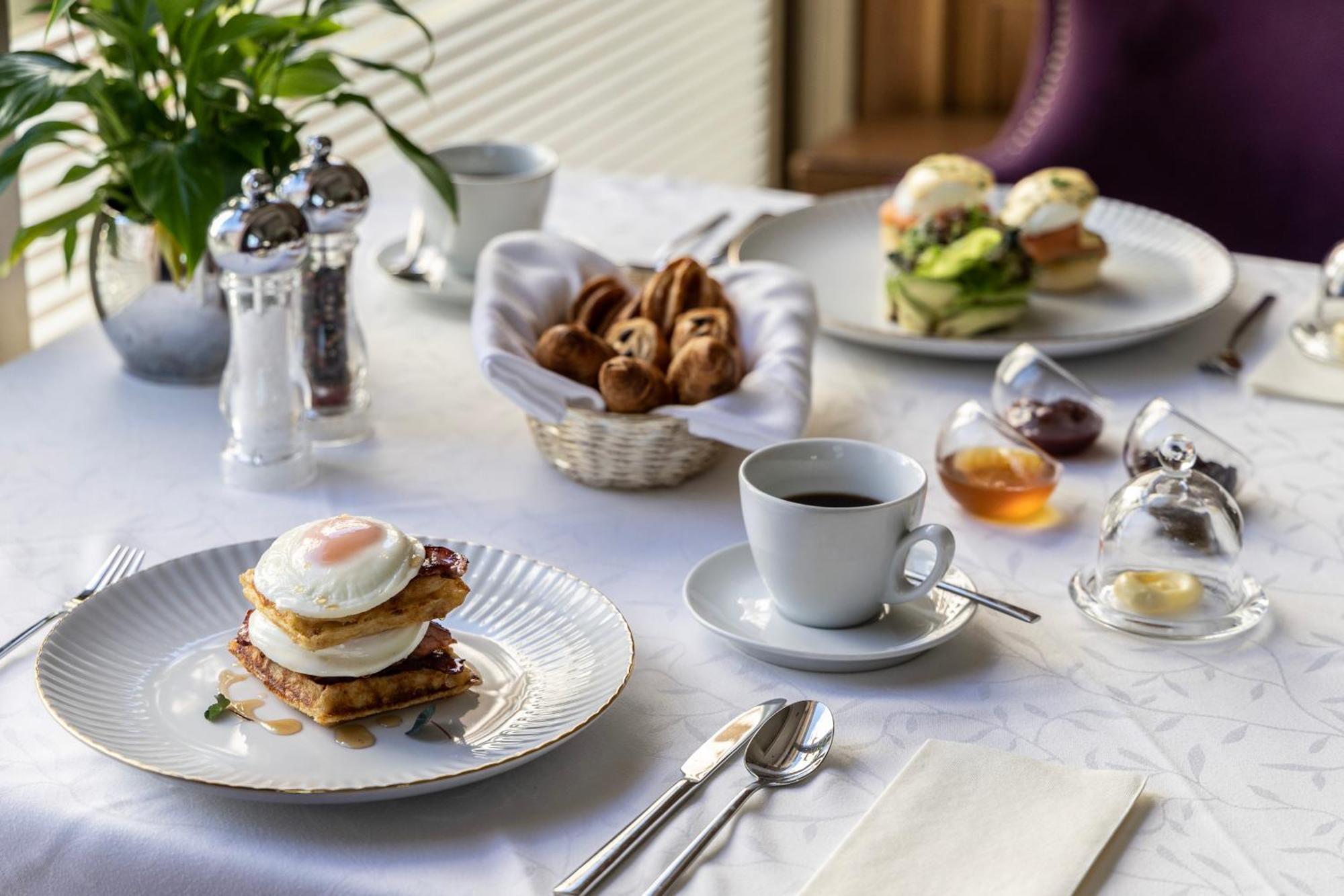 Njv Athens Plaza Hotel Exterior photo A breakfast table